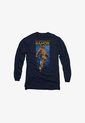 Marineblaues Langarm-T-Shirt mit einem Grafikdruck eines muskulösen Mannes in Badehose, mit goldenen Akzenten und dem Text "MEINE FEINDE NENNEN MICH NAMOR."