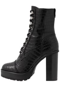 Czarne botki na obcasie za kostkę z teksturą krokodyla, wiązane, z metalowymi oczkami i masywną podeszwą. Gładkie wykończenie i wysoki słupkowy obcas.