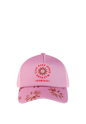 Roze honkbalpet met een bruin zonontwerp en rode tekst met de woorden "Laid Back Since Way Back ~Protest~", plus bruine bloemmotieven op de rand.