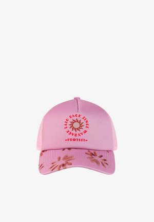 Casquette de baseball rose avec un motif de soleil marron et un texte rouge indiquant "Laid Back Since Way Back ~Protest~", ainsi que des motifs floraux marron sur la visière.