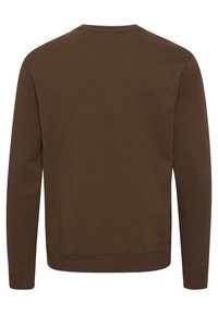 Brun genser med rund hals, lange ermer, ribbestrikkede mansjetter og liv. Laget av mykt stoff med en glatt tekstur.