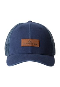 Gorra azul marino con frontal sólido y parte trasera de malla. Presenta un parche de cuero marrón con el logotipo y costuras de color azul oscuro. Diseño de visera curva.