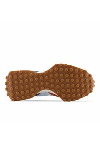 Suela de zapato de goma con una superficie texturizada y punteada. La paleta de colores incluye tonos marrón, blanco y acentos azules, diseñada para ofrecer tracción y durabilidad.