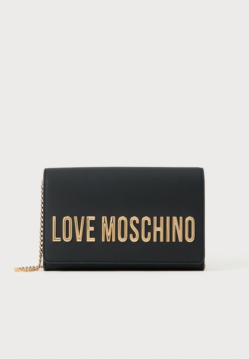 Cartera de piel sintética negra con logo dorado "LOVE MOSCHINO". Cuenta con una correa de cadena, textura lisa y forma rectangular.