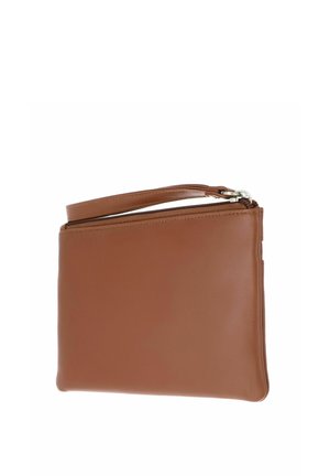 Pochette bracelet en cuir marron avec fermeture éclair et bandoulière assortie, présentée sur fond blanc.