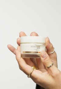 SKIN by Revolution REVOLUTION SKINCARE NIACINAMIDE SPF 30 MOISTURISER - Dagkrem