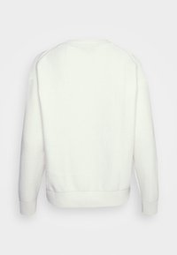 Biały sweter, dziany materiał, okrągły dekolt, ściągacze przy mankietach i u dołu, obniżone ramiona, prosty design, bez zdobień ani wzorów.