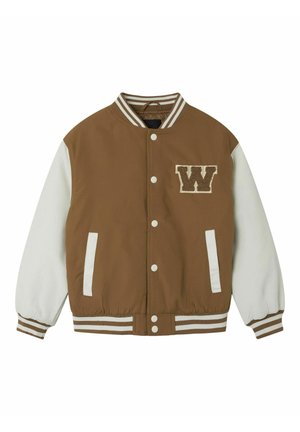 Brązowa i biała kurtka varsity z paskowanymi mankietami i kołnierzem, z przodu zatrzaski, boczne kieszenie oraz duża naszywka "W" na piersi.