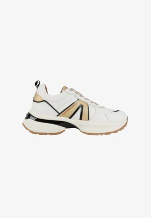 Sneaker chunky bianco e beige con accenti neri e suola beige, con la scritta "Alexander Smith" sul pannello laterale.