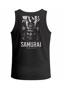Schwarzes ärmelloses Tanktop mit einem Samurai-Design und weißen sowie roten Akzenten. Der Text "SAMURAI NEVERLESS" ist auffällig platziert.