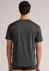 Donkergrijze t-shirt met korte mouwen, gemaakt van glad stof. Heeft een klassieke ronde halslijn en een normale pasvorm, zonder zichtbare patronen of accenten.