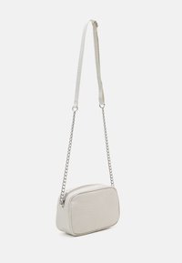 Světlě šedá crossbody taška s texturovaným koženým povrchem, obdélníkový tvar, řetízkový popruh a zipové zapínání.