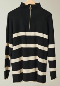 Schwarz-weiß gestreifter Pullover mit hohem Kragen, mit einem Reißverschluss auf der Rückseite und langen Ärmeln. Weicher, strukturierter Stoff.