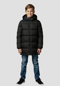 Sort dunjakke med hætte, der har lynlåslukning foran, lange ærmer og to sidelommer. Bærtes over blå jeans og sorte sneakers.