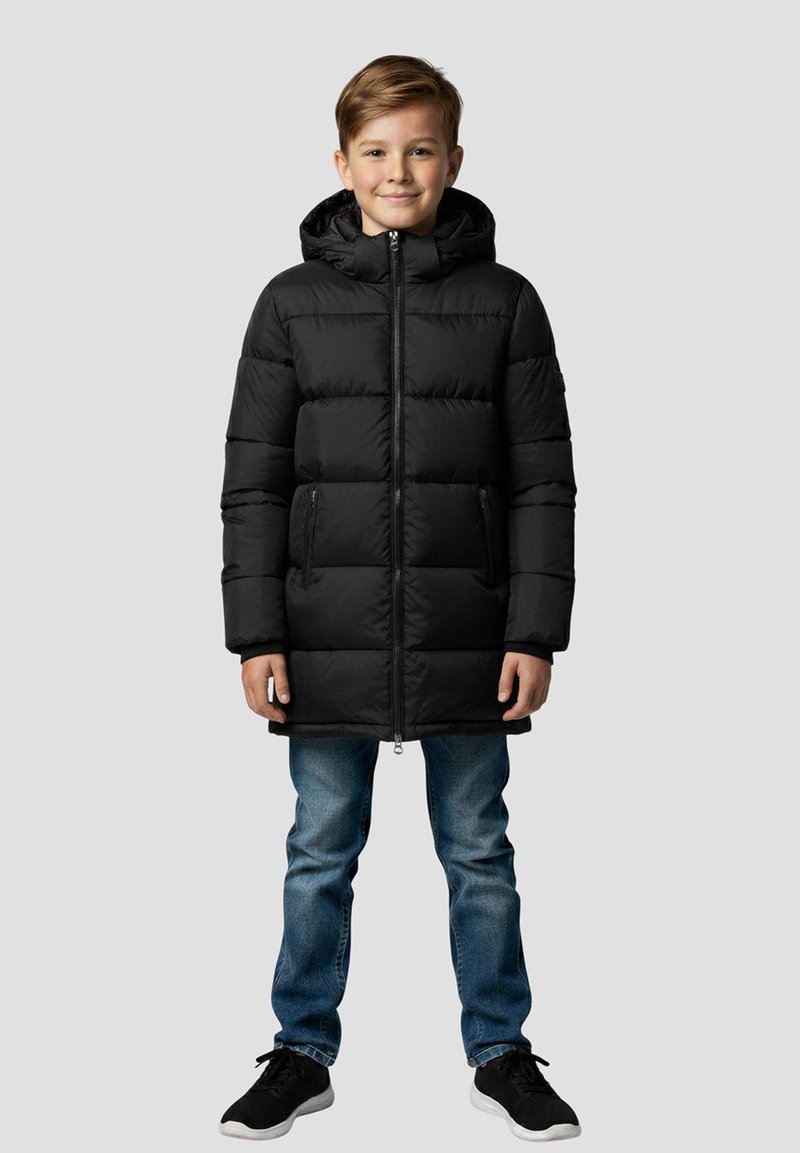 Sort dunjakke med hætte, der har lynlåslukning foran, lange ærmer og to sidelommer. Bærtes over blå jeans og sorte sneakers.