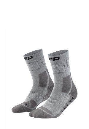 Paar graue Sportsocken mit verstärkten Fersen und Zehen, atmungsaktiven Mesh-Einsätzen sowie schwarzem Logotext nahe der Bündchen- und Fußpartie.