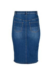 Denim svinčnik krilo, srednje dolžine, temno modro z jasno opredeljenimi šivi, dvema zadnjima žepoma in prilegnjenim silhueto. Gladka tekstura brez okrasitev.
