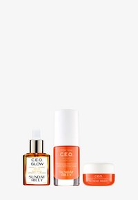 Trzy produkty do pielęgnacji skóry Sunday Riley C.E.O.: Olejek do twarzy z witaminą C i kurkumą, Serum rozjaśniające z witaminą C oraz Krem nawilżający z witaminą C.