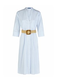 Hellblau gestreiftes Kleid mit Knopfleiste, Kragen, zwei Brusttaschen und 3/4-Ärmeln, tailliert mit einem beigen Gürtel, der eine quadratische Schnalle hat.