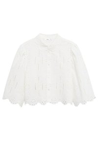 Blouse blanche courte avec bords festonnés, broderie à jour, manches longues bouffantes, devant boutonné et col arrondi.
