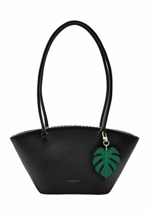 Sac à main trapèze noir avec longues anses, breloque décorative feuille de monstera verte et logo "Seidenfelt" en lettres dorées.