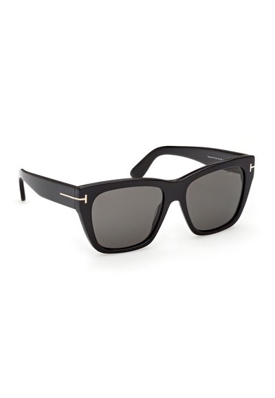 Lunettes de soleil carrées oversize noires avec des verres foncés et de fines accents argentés en forme de T sur les branches.