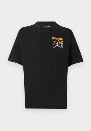 Μαύρο κοντομάνικο μπλουζάκι με πολύχρωμο κείμενο "World Tour", αστέρια και λογότυπο Jumpman στο αριστερό στήθος.