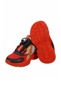 Baskets pour enfants rouges et noires avec motif de toile d'araignée, système de laçage par molette et semelles rouges texturées.
