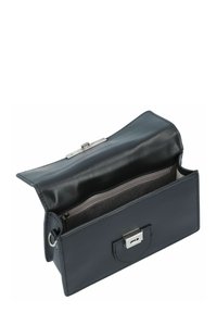 Borsa a pochette in pelle nera con forma rettangolare, chiusura a gancio in argento e tasca interna con zip caratterizzata da una fodera grigia.