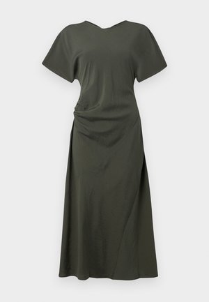 Robe vert olive, longueur genou, à manches courtes, décolleté en V et détail drapé sur le côté. Tissu lisse avec une légère brillance.