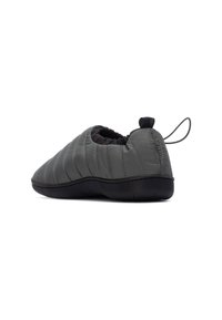 Zapato slip-on acolchado en gris oscuro con textura acolchada, abertura elástica y suela de goma negra para tracción y comodidad.