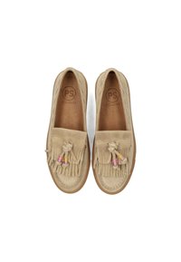 Scarpe slip-on in suede beige con dettagli in frange, perline decorative e suola cucita. L'interno presenta un logo impresso. Design piatto.