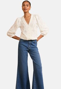 REGULAR FIT - 3D FLORAL 3/4 SLEEVE V-NECKLINE  - Blūze - ivory