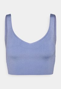 Světle modrý žebrovaný crop top s širokými ramínky a kulatým výstřihem, který se vyznačuje hladkou texturou a přiléhavým střihem.