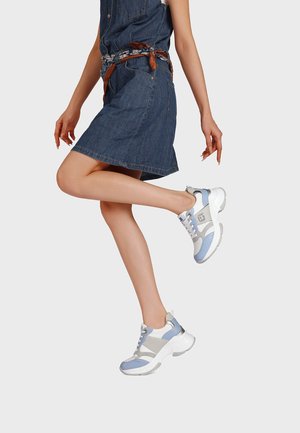 Sneakers chunky caratterizzate da un mix di materiali azzurri, grigi e bianchi. Punta tonda, design con lacci e suola in gomma testurizzata.