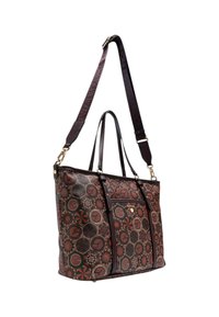 Borsa a mano in tela marrone con motivi geometrici in rilievo, doppi manici, tracolla regolabile, accessori color oro e tasca con cerniera.