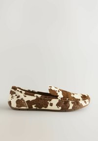Bruine en witte gestreepte instap schoenen gemaakt van textuurachtige faux fur met een ronde neus en een flexibele rubberen zool. Vlak ontwerp voor comfort.