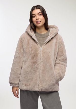 Giacca con cappuccio in finta pelliccia beige chiaro, con zip frontale, grande cappuccio e tasche laterali. Texture morbida e vestibilità rilassata.