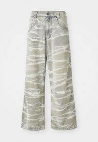 Lys grå denimjeans med vid ben, med hvite abstrakte mønstre, fem lommer og frontlukking med knapp. Detaljer med slitt hem.