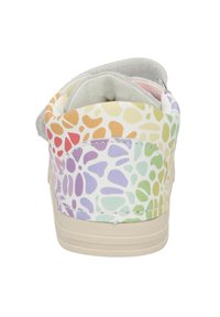 Weißer Sneaker mit mehrfarbigen abstrakten Blumenmustern in Orange, Rot, Lila, Grün und Beige, hinten betrachtet.