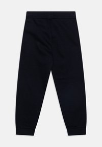 Zwarte joggingbroek met een elastische tailleband, taps toelopende pijpen en ribgebreide boorden. Gemaakt van een zachte, lichte stof. Minimalistisch ontwerp.