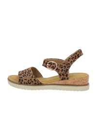 Sandalo con stampa leopardo caratterizzato da una zeppa avvolta in sughero, cinturino alla caviglia regolabile, soletta morbida e suola in gomma flessibile di colore beige chiaro.