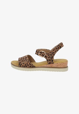 Sandal im Leopardenmuster mit einer mit Kork umwickelten Keilsohle, verstellbarem Knöchelriemen, weichem Fußbett und flexibler Gummi-Außensohle in hellem Beige.