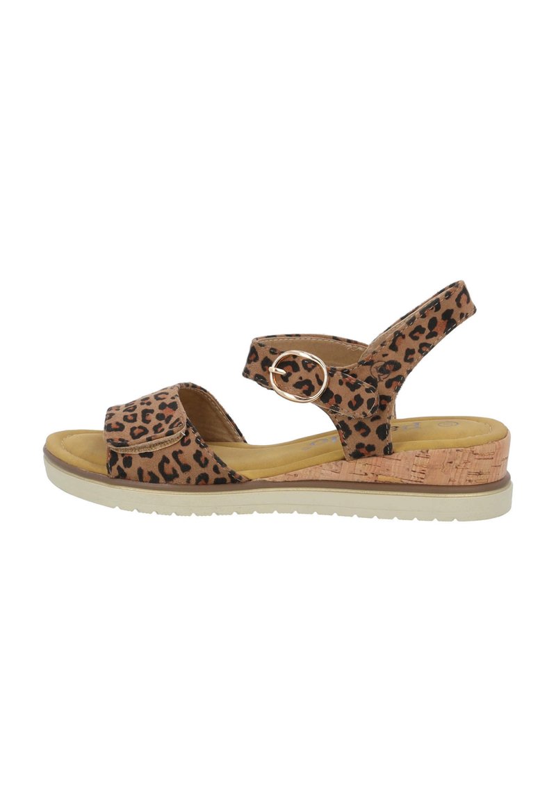Sandalo con stampa leopardo caratterizzato da una zeppa avvolta in sughero, cinturino alla caviglia regolabile, soletta morbida e suola in gomma flessibile di colore beige chiaro.