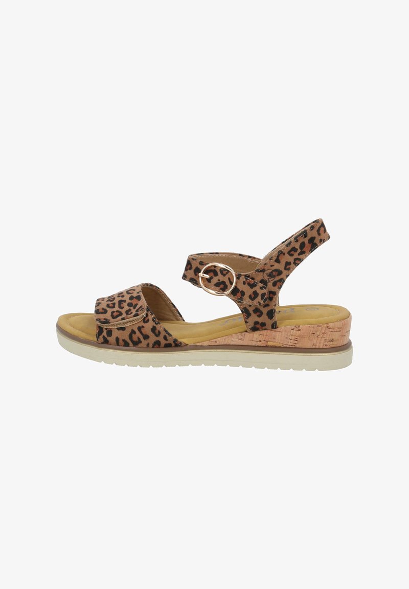 Sandalen met luipaardprint, voorzien van een kurk-wrapped wig, verstelbare enkelband, zachte voetbed en flexibele rubberen zool in lichtbeige.