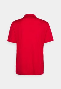 Rød polo skjorte lavet af glat stof, med en kort krave og korte ærmer, med et enkelt, ensfarvet design.