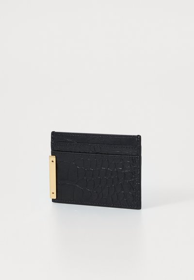 Cardholder din piele neagră cu un model texturat de crocodil, dispune de patru sloturi și un accent dreptunghiular de culoare aurie pe lateral.
