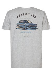 Camiseta de algodón gris con un gráfico azul de un coche, texto "PETROL IND MOTORPARTS" y "ARCTIC ENGINES" con coordenadas geográficas debajo.