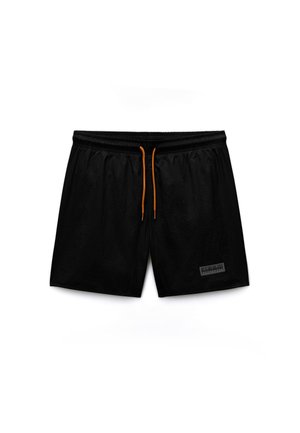 Pantalones cortos deportivos negros para hombre con cordón naranja y un pequeño parche rectangular con logo en la parte inferior de la pierna izquierda.