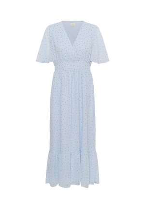 Robe midi bleu clair à pois noirs, manches courtes volantées, col en V, taille cintrée et ourlet à volants sur fond blanc.